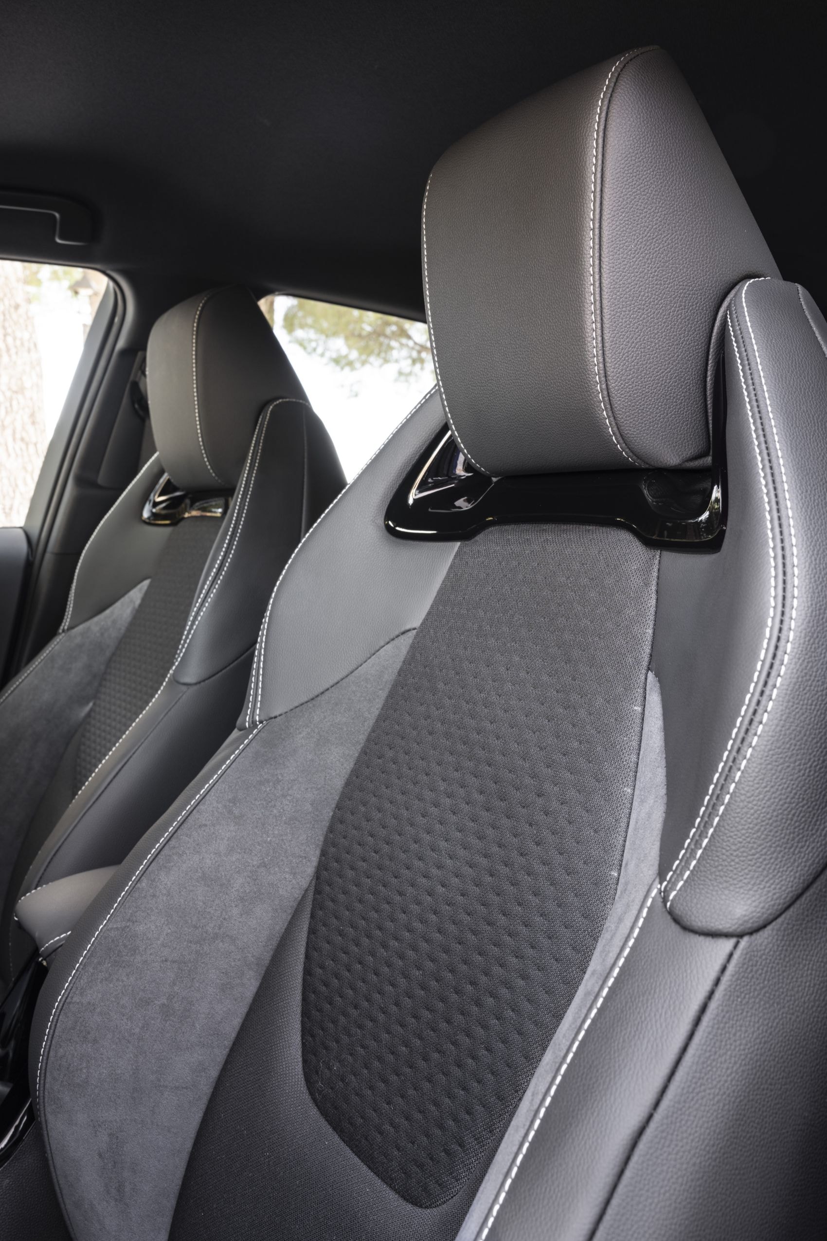 Asientos delanteros del Toyota Corolla Híbrido, cómodos y bien acabados.