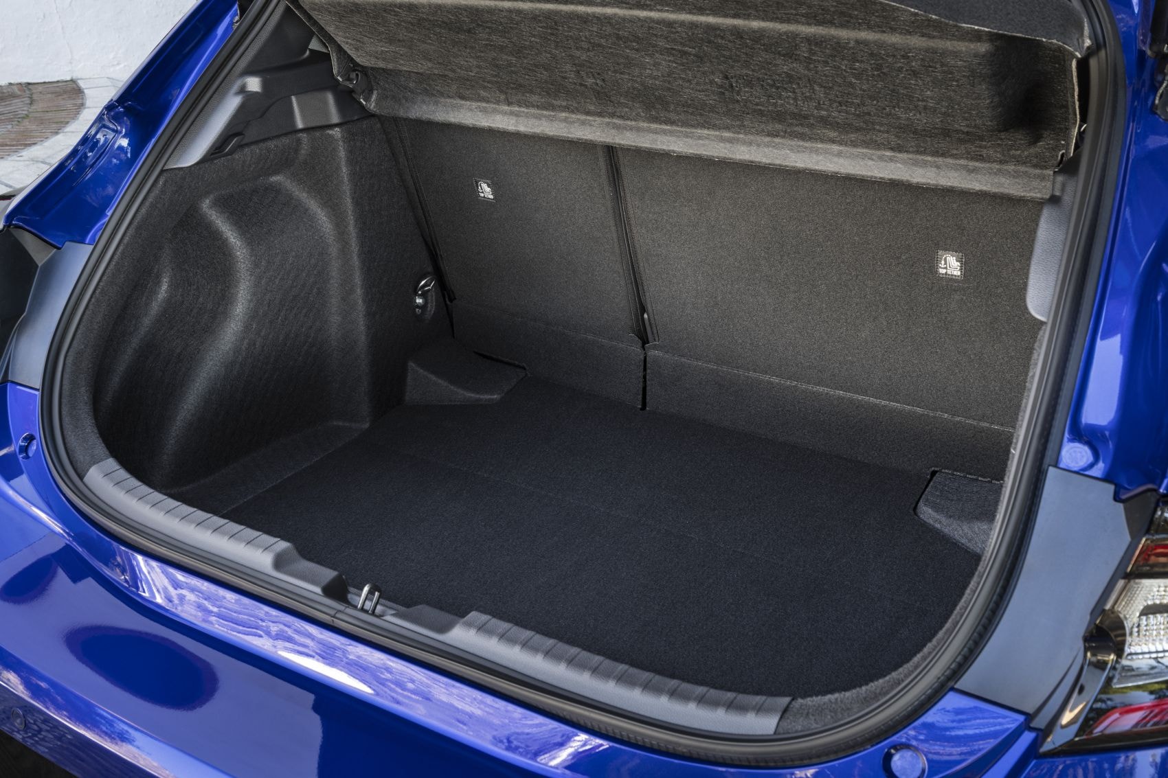 Espacio y comodidad en los asientos traseros del Corolla Híbrido.