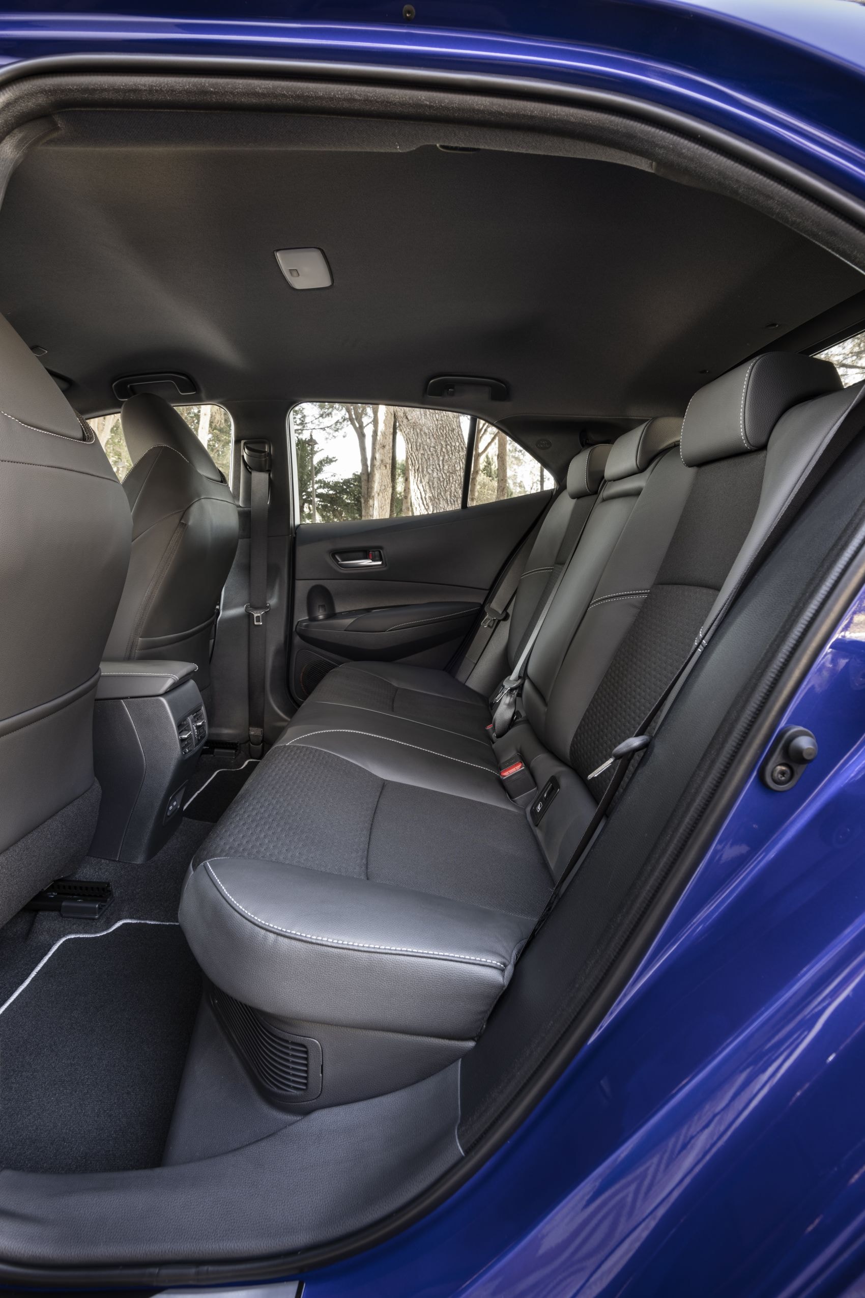 Detalles de la instrumentación, con pantalla táctil y medidores digitales.