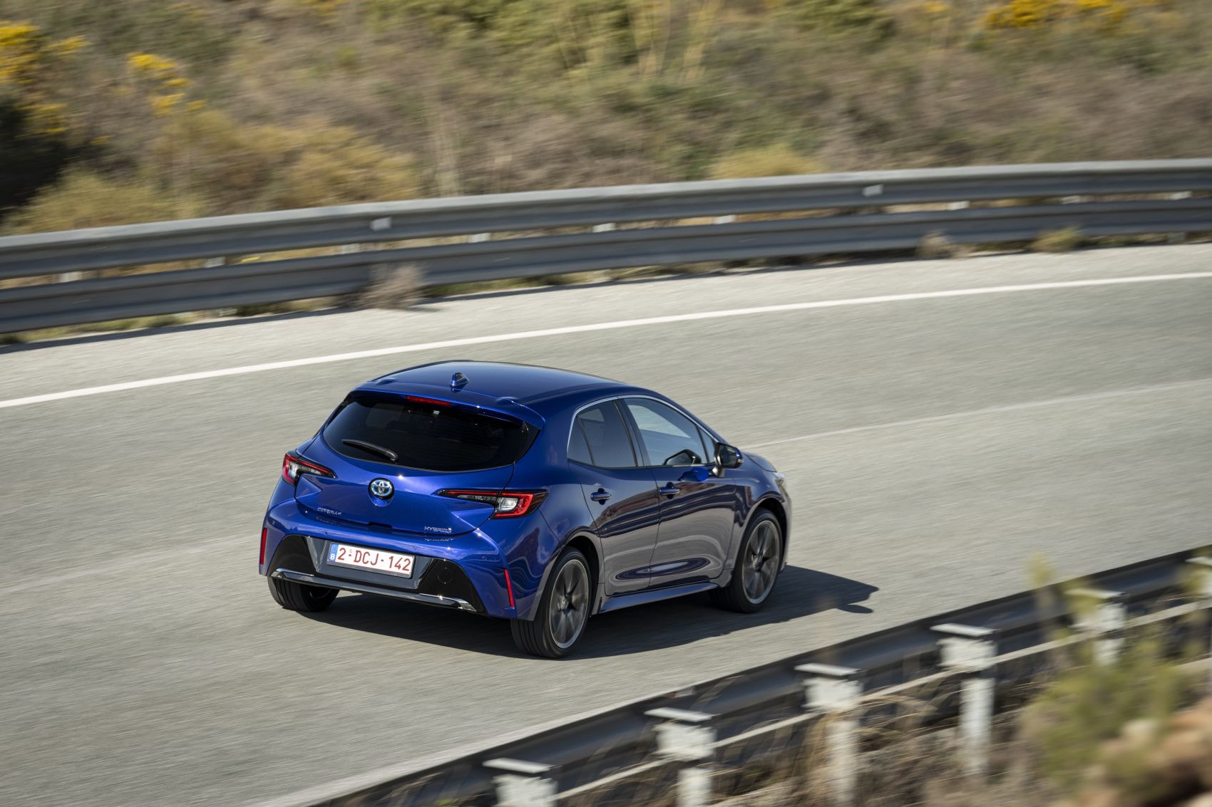 Vista trasera del Toyota Corolla Híbrido, destacando su diseño aerodinámico.