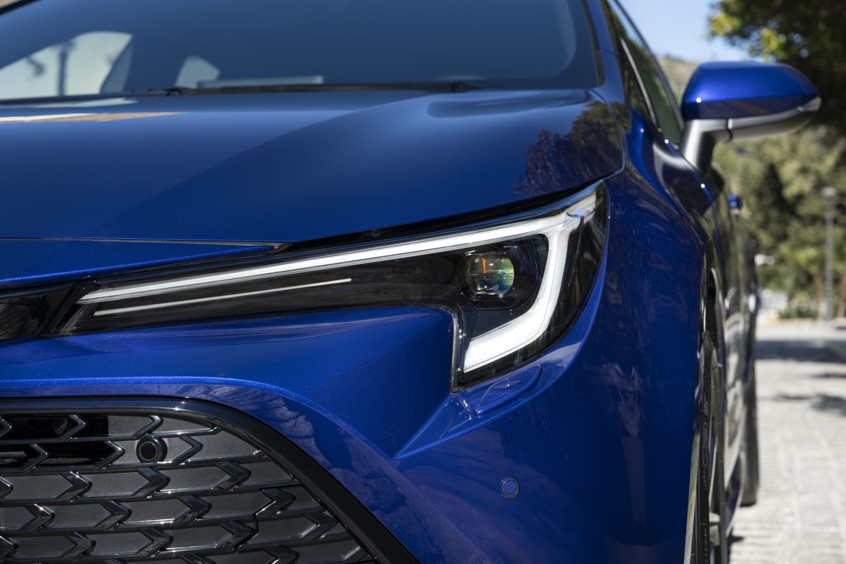 Detalle del frontal del Corolla Híbrido, mostrando su elegante parrilla.