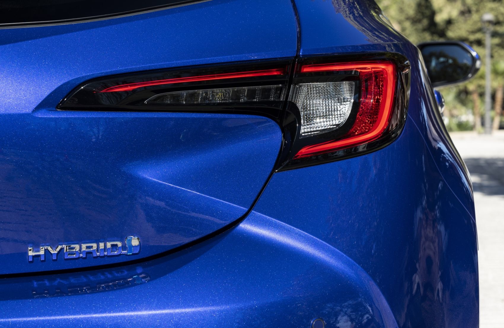Detalle de la parte trasera del Corolla Híbrido, resaltando luces y logotipo.