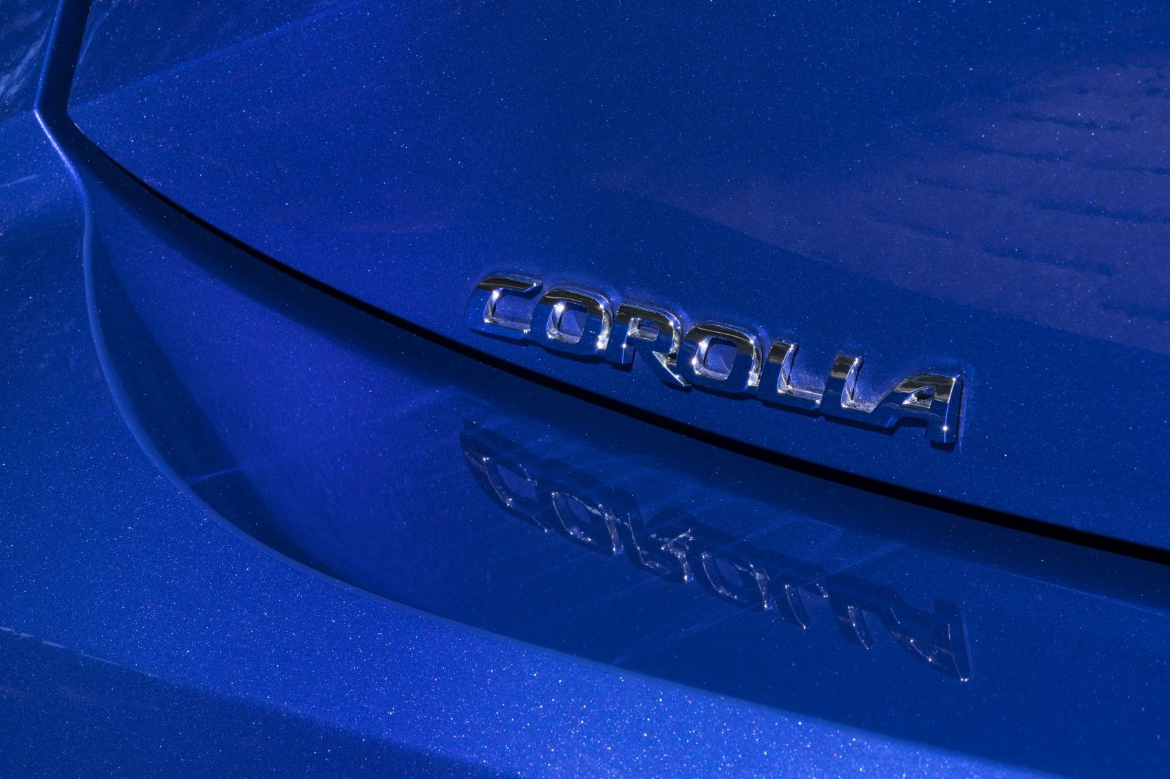 Logotipo de Corolla visible en la parte trasera del vehículo.