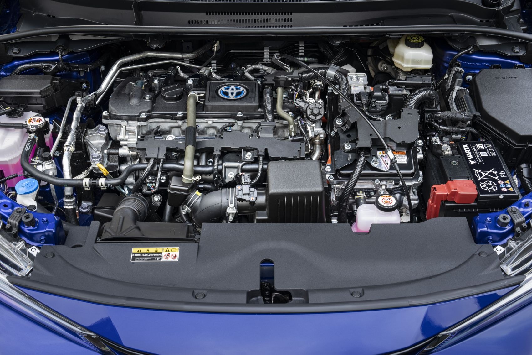 Vista detallada del motor del Corolla Híbrido, mostrando tecnología avanzada.