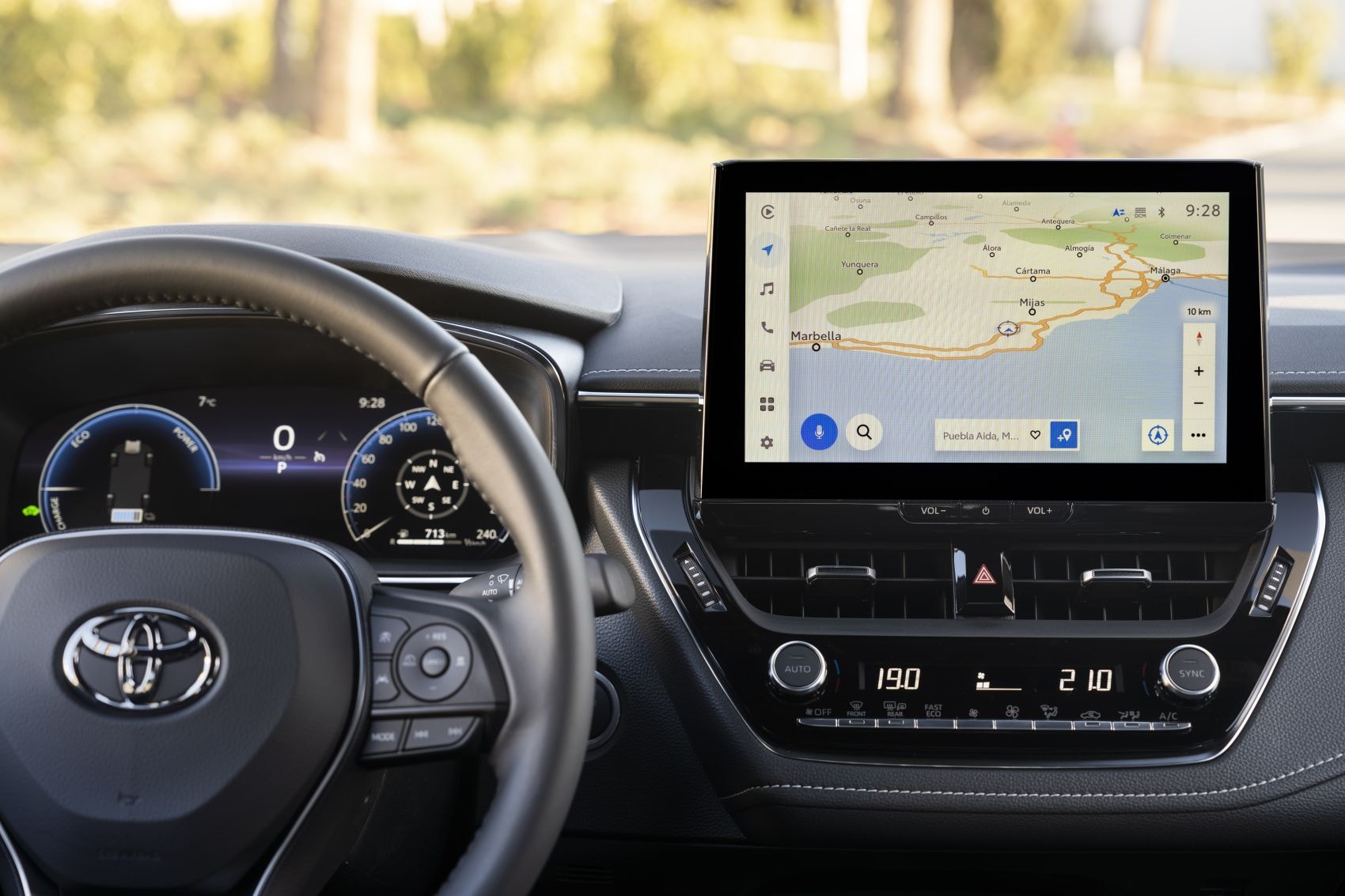 Vista del salpicadero del Corolla Híbrido, con pantalla táctil y panel de control moderno.