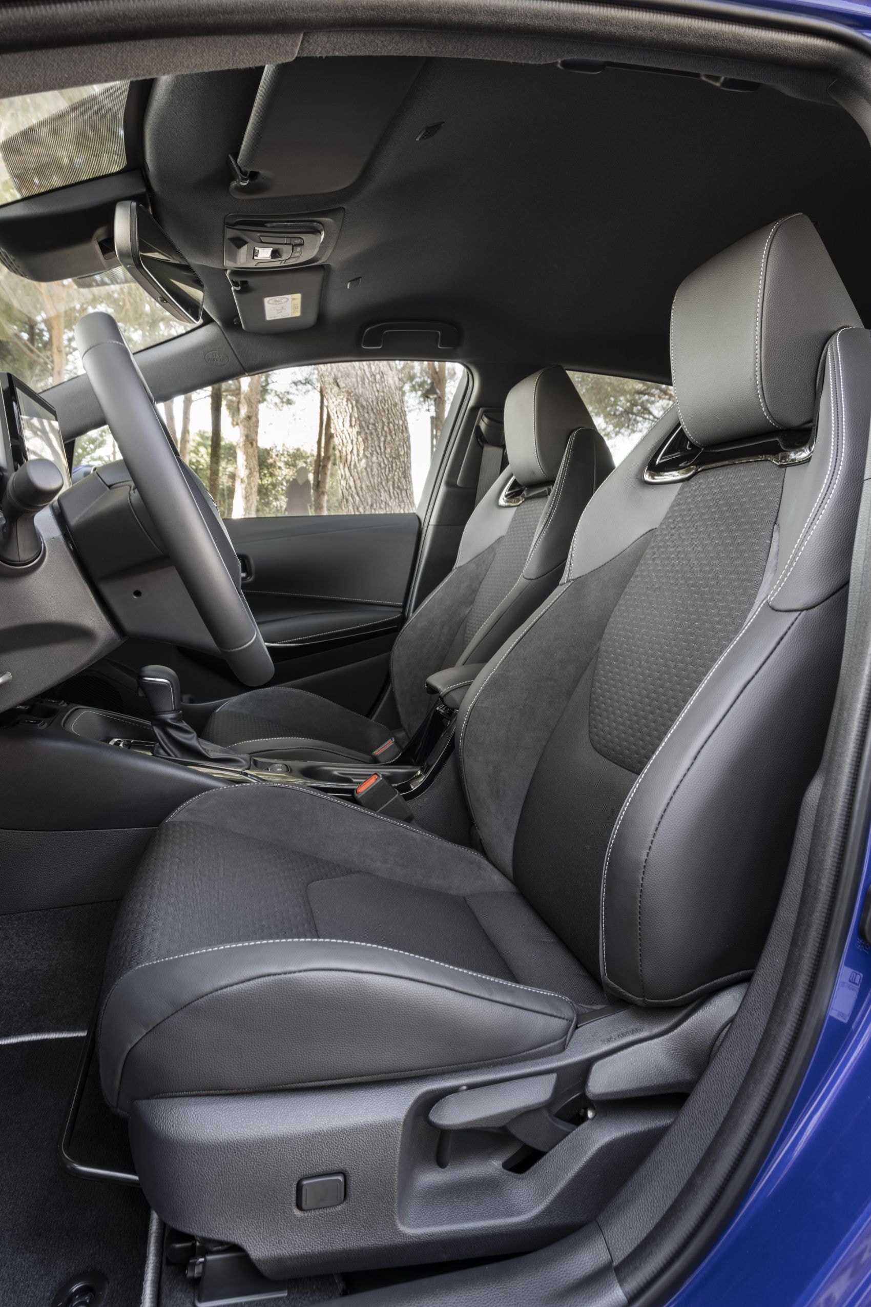 Vista del interior del Toyota Corolla Híbrido, destacando su diseño moderno y funcional.