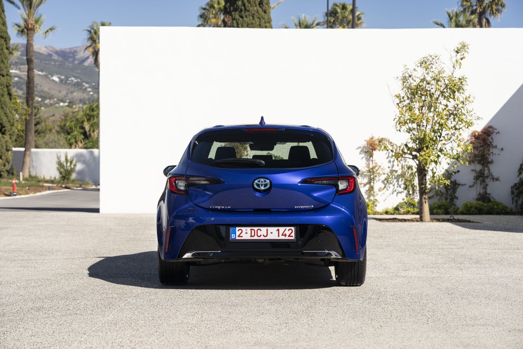 Frente del Toyota Corolla Híbrido, resaltando su parrilla distintiva.