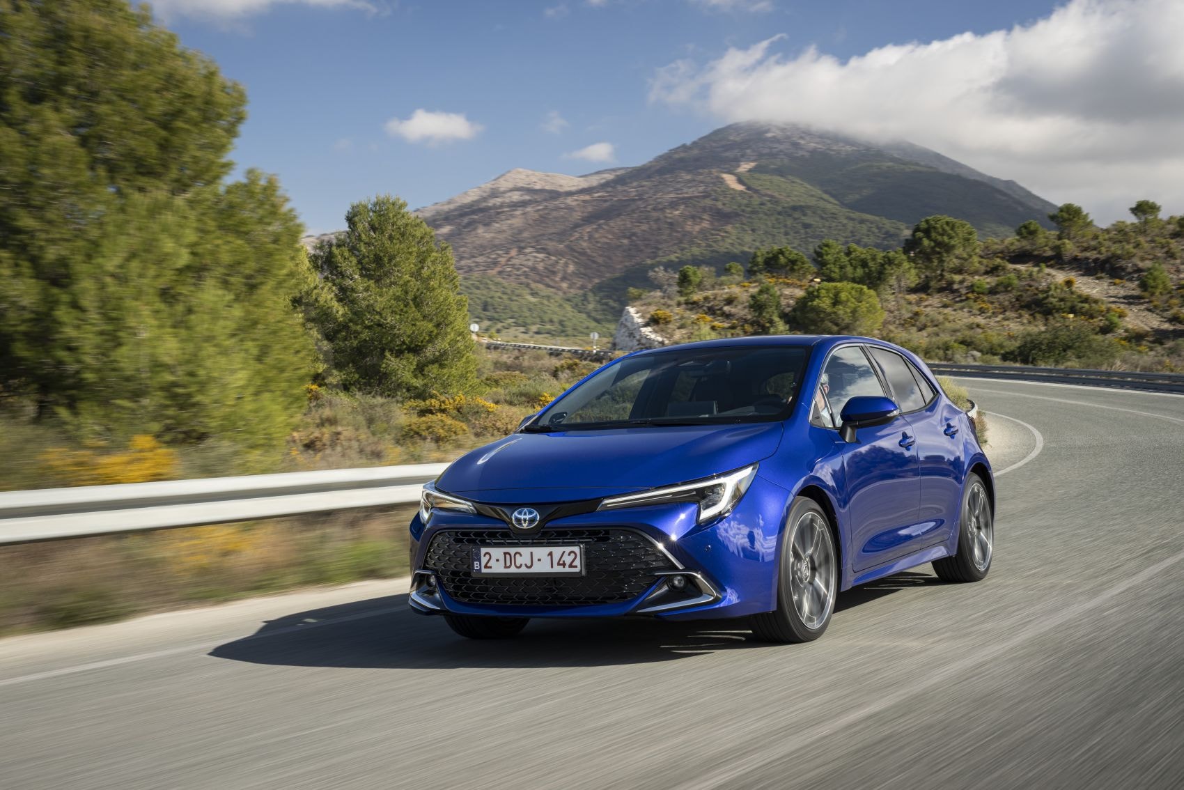 Vista lateral del Corolla Híbrido, capturando su silueta agraciada.