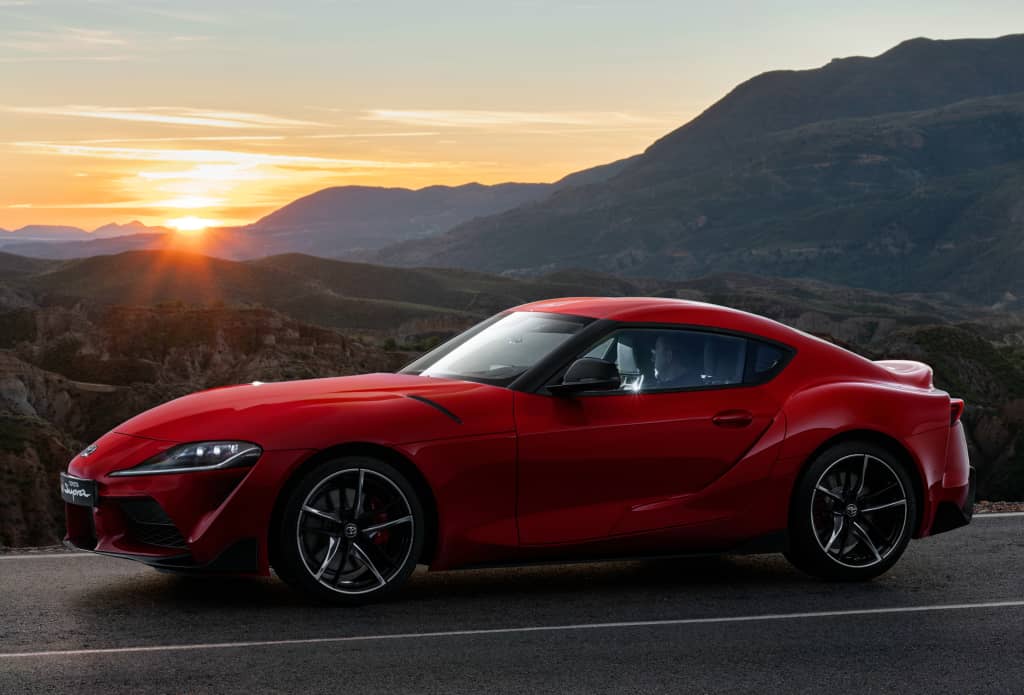 El Supra muestra su silueta inconfundible al atardecer, con un claro aire de deportividad.