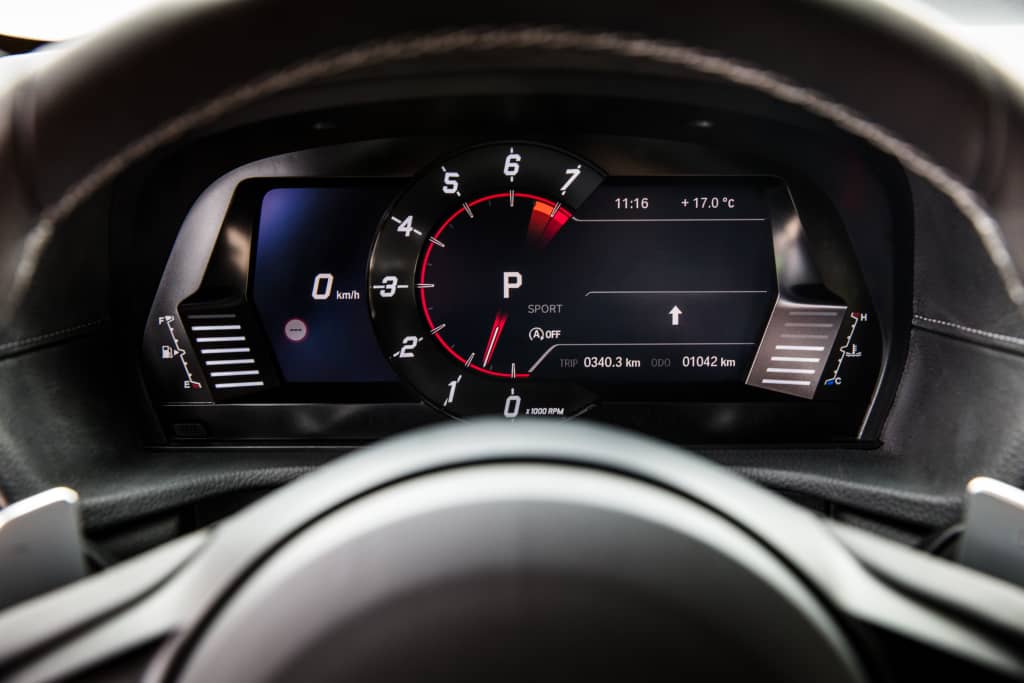 Cuadro de instrumentos digital del Toyota GR Supra con información clara y precisa.