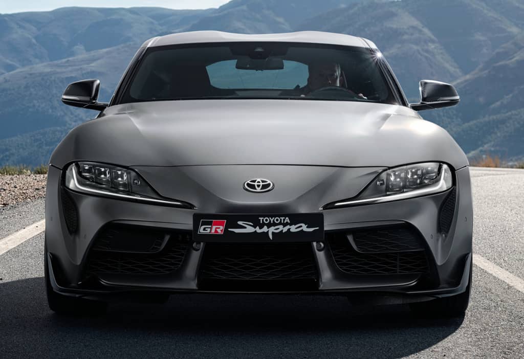 Vista frontal del GR Supra, con un diseño de faros y parrilla impresionantes.