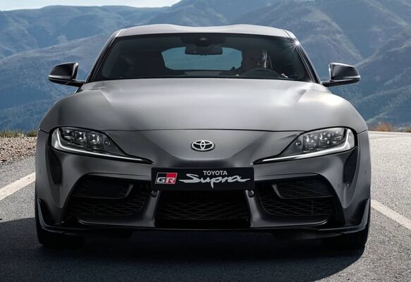 Vista frontal del GR Supra, con un diseño de faros y parrilla impresionantes. Vista frontal del GR Supra, con un diseño de faros y parrilla impresionantes.