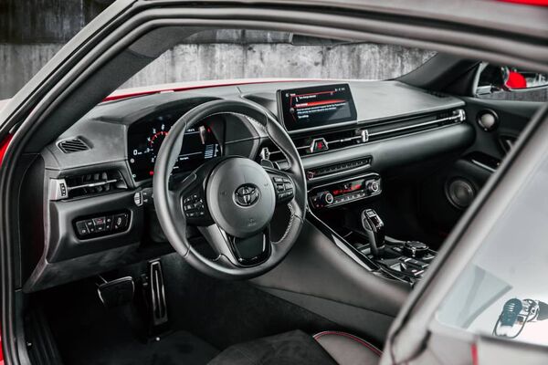 Cockpit del Toyota GR Supra, con enfoque en la instrumentación y acabados premium. Cockpit del Toyota GR Supra, con enfoque en la instrumentación y acabados premium.