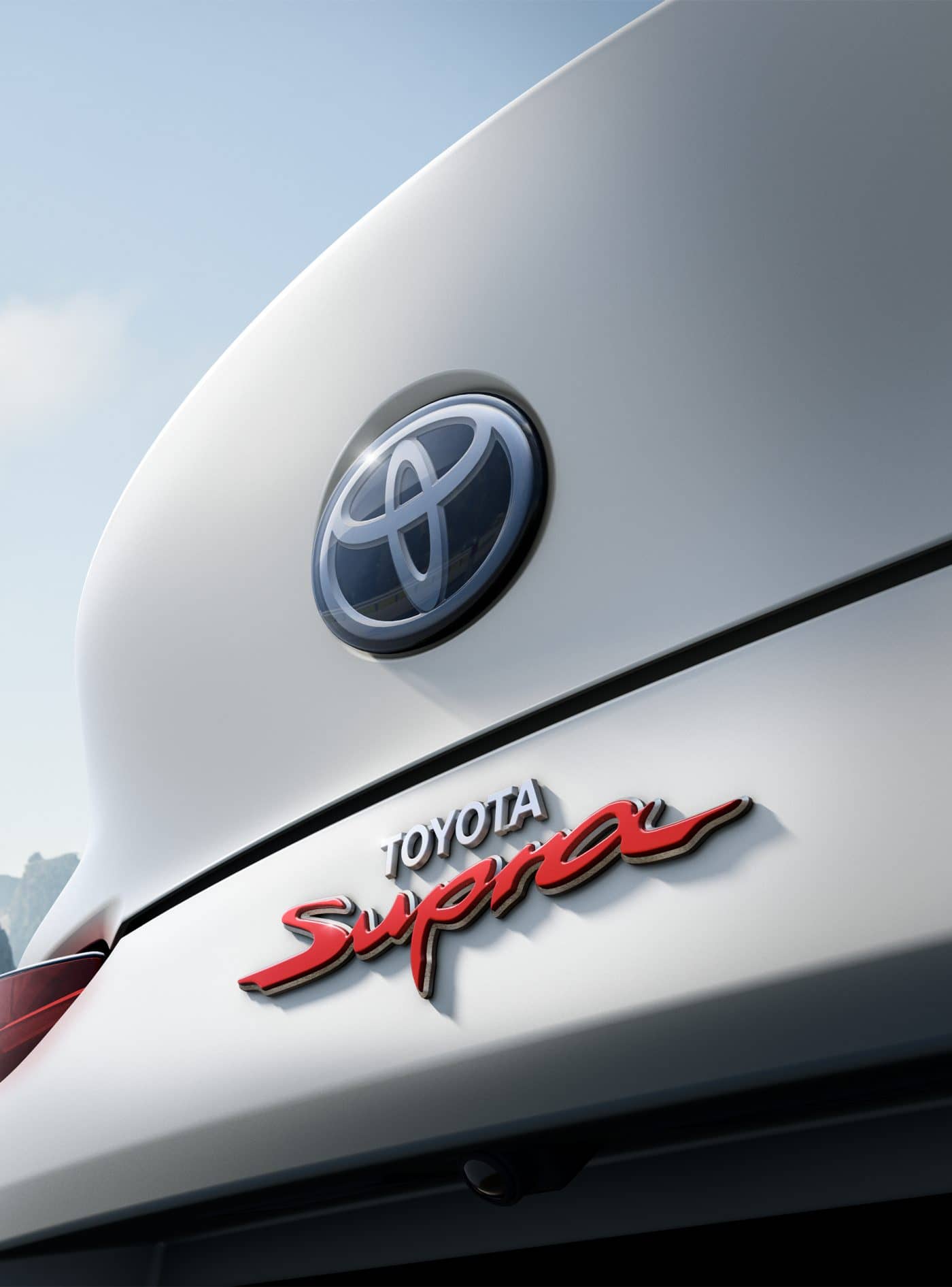 Primer plano del logotipo y emblema 'Supra' en el maletero del Toyota GR Supra.