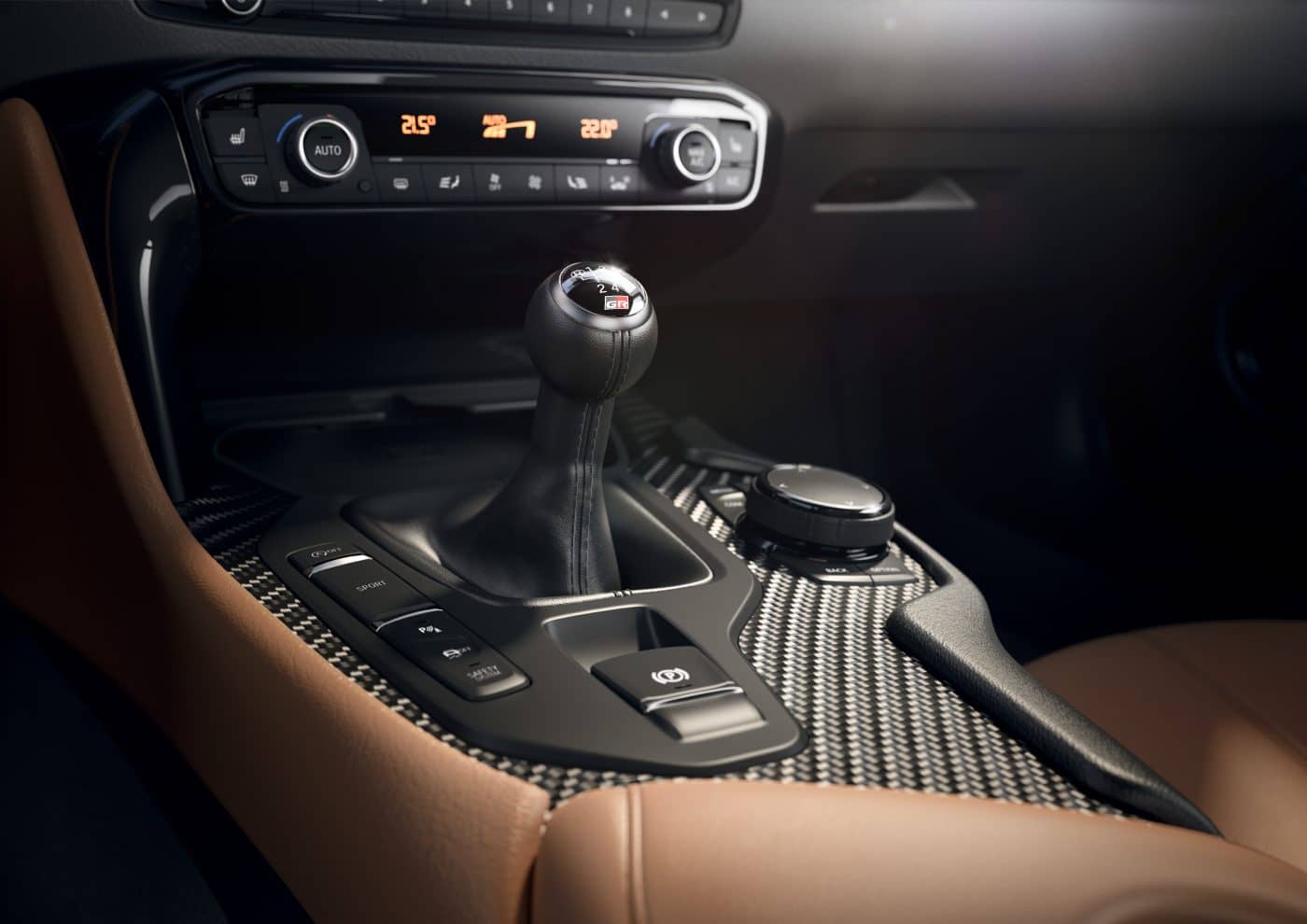 Detalle de la palanca de cambios del Toyota GR Supra con inserciones en carbono.