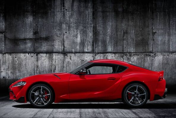 Imagen lateral del Toyota GR Supra que resalta su diseño aerodinámico. Imagen lateral del Toyota GR Supra que resalta su diseño aerodinámico.