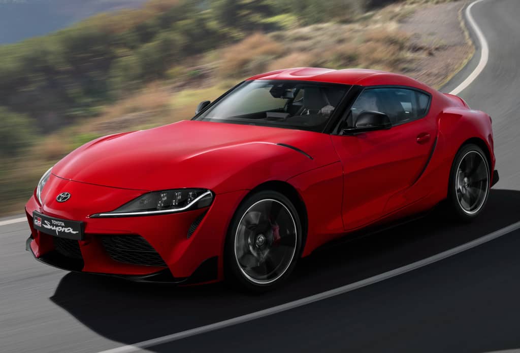 Lateral del GR Supra sobre la carretera, un diseño que mezcla tradición y modernidad deportiva.