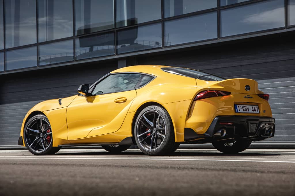 Ángulo trasero del Toyota GR Supra en amarillo, enfatizando su aerodinámica.