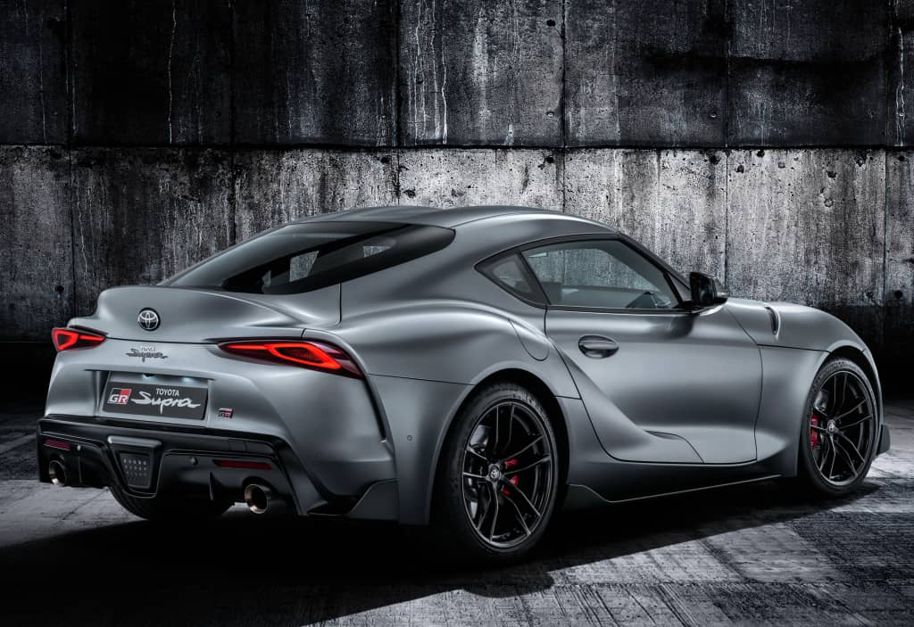 Vista trasera y lateral que muestra el diseño agresivo del Toyota GR Supra.
