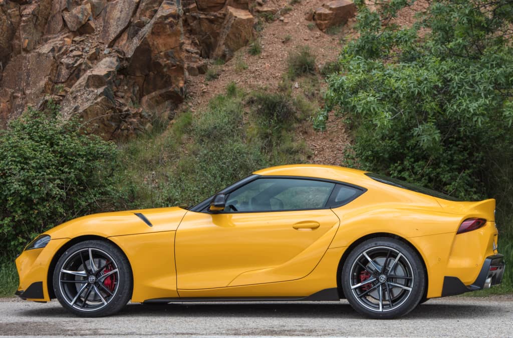 Perfil del Toyota GR Supra en color amarillo destacando su diseño aerodinámico.