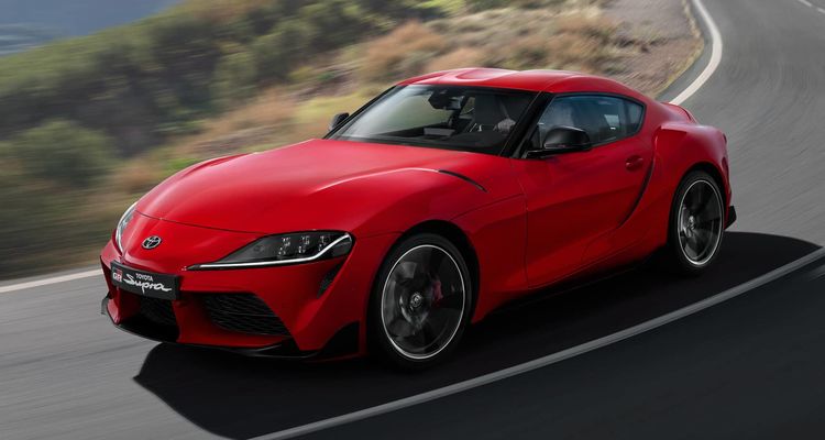 El Toyota GR Supra rojo en acción, destacando su perfil ágil y deportivo. El Toyota GR Supra rojo en acción, destacando su perfil ágil y deportivo.