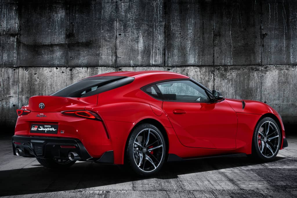 Perspectiva lateral y trasera del modelo rojo resaltando su diseño y llantas.