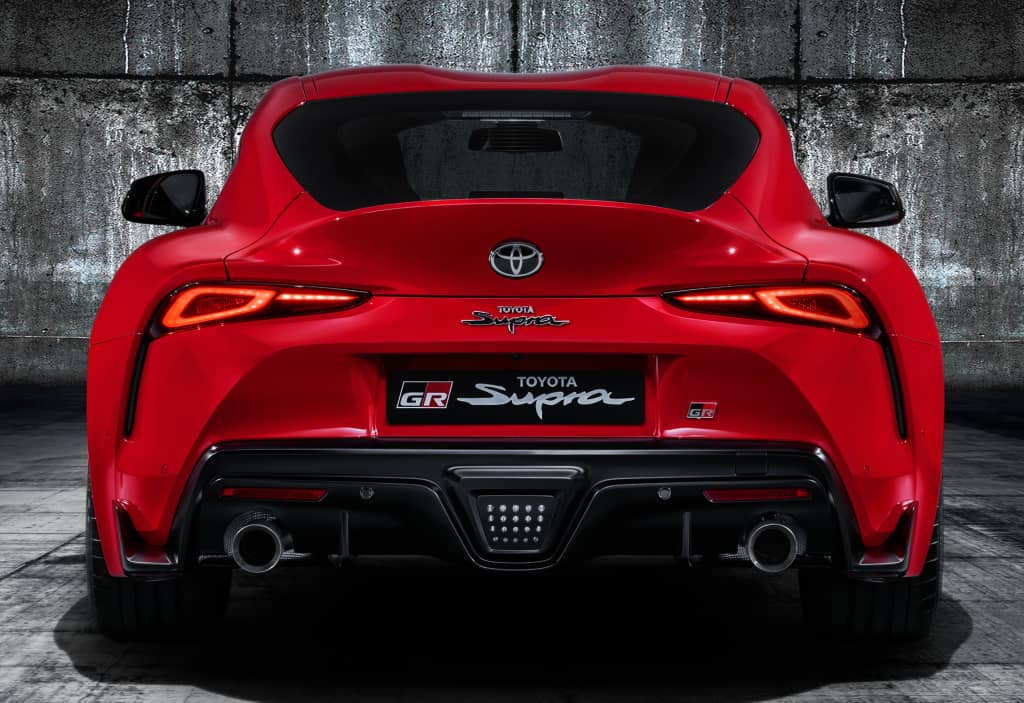 Vista trasera del Toyota GR Supra destacando su diseño deportivo.