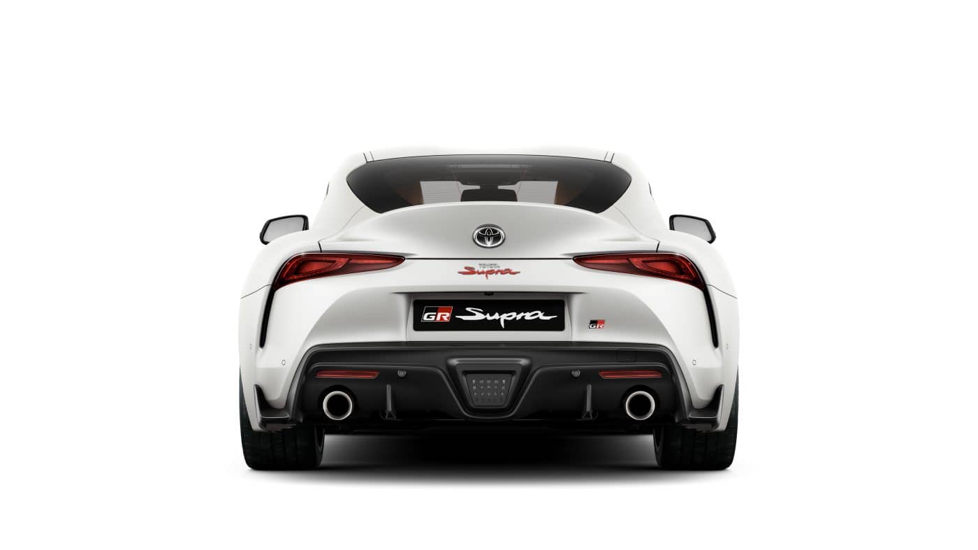 Vista trasera centrada del Toyota GR Supra mostrando líneas de diseño y badging.
