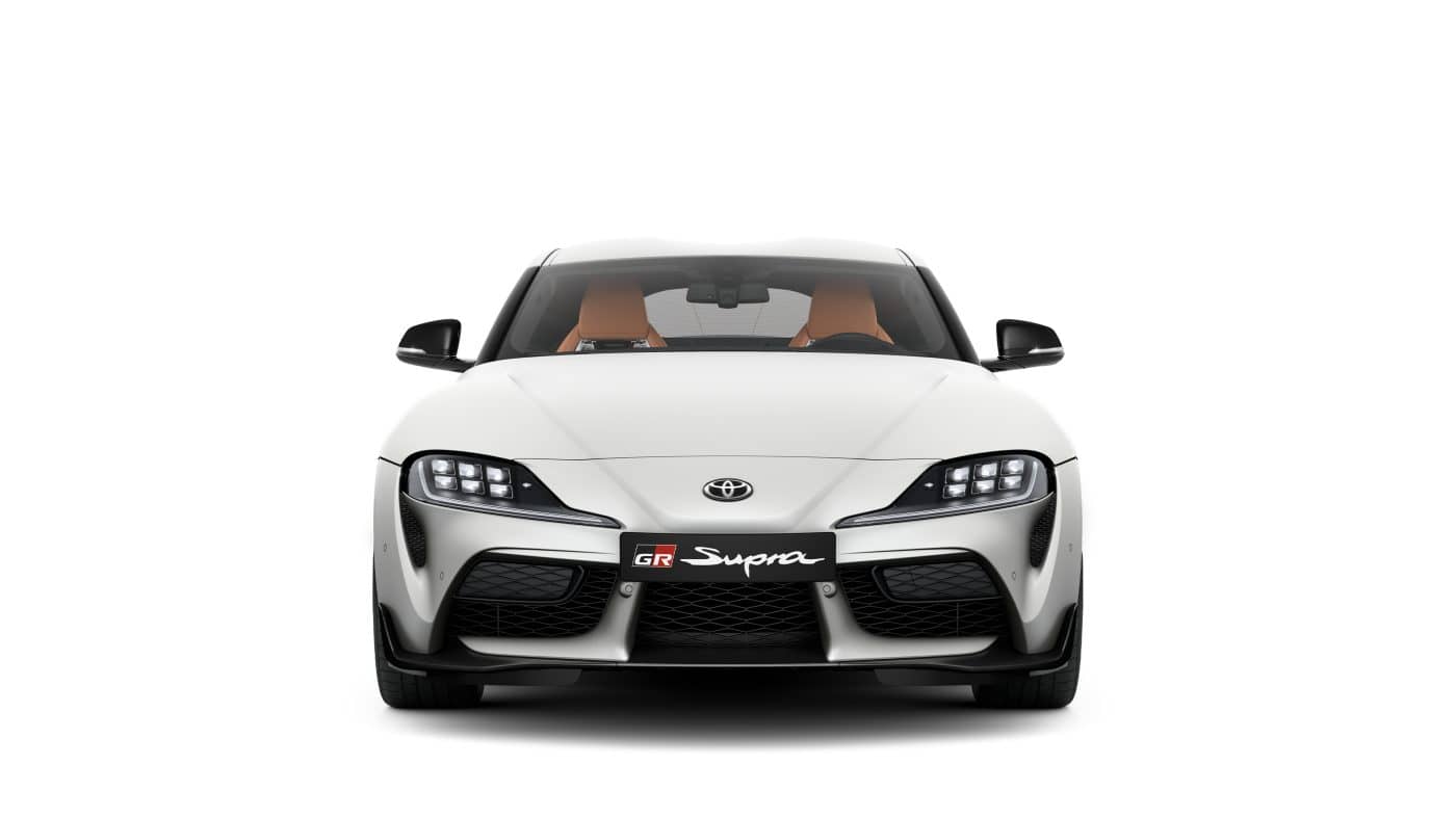 Vista frontal del Toyota GR Supra destacando su diseño agresivo y tomas de aire.