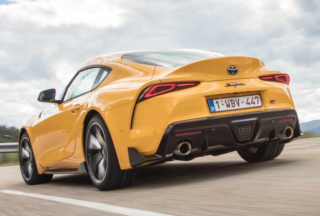 Vista trasera del Toyota GR Supra mostrando su distintivo diseño de escape dual.