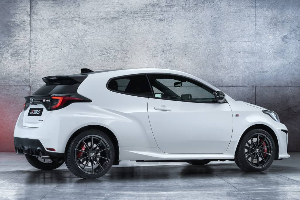 Perfil lateral del GR Yaris que muestra su línea dinámica y compacta