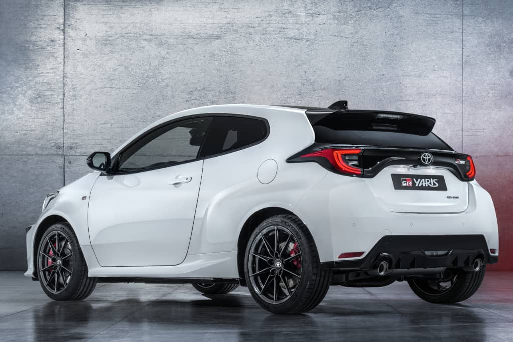 Perspectiva trasera y lateral del GR Yaris resaltando su aerodinámica