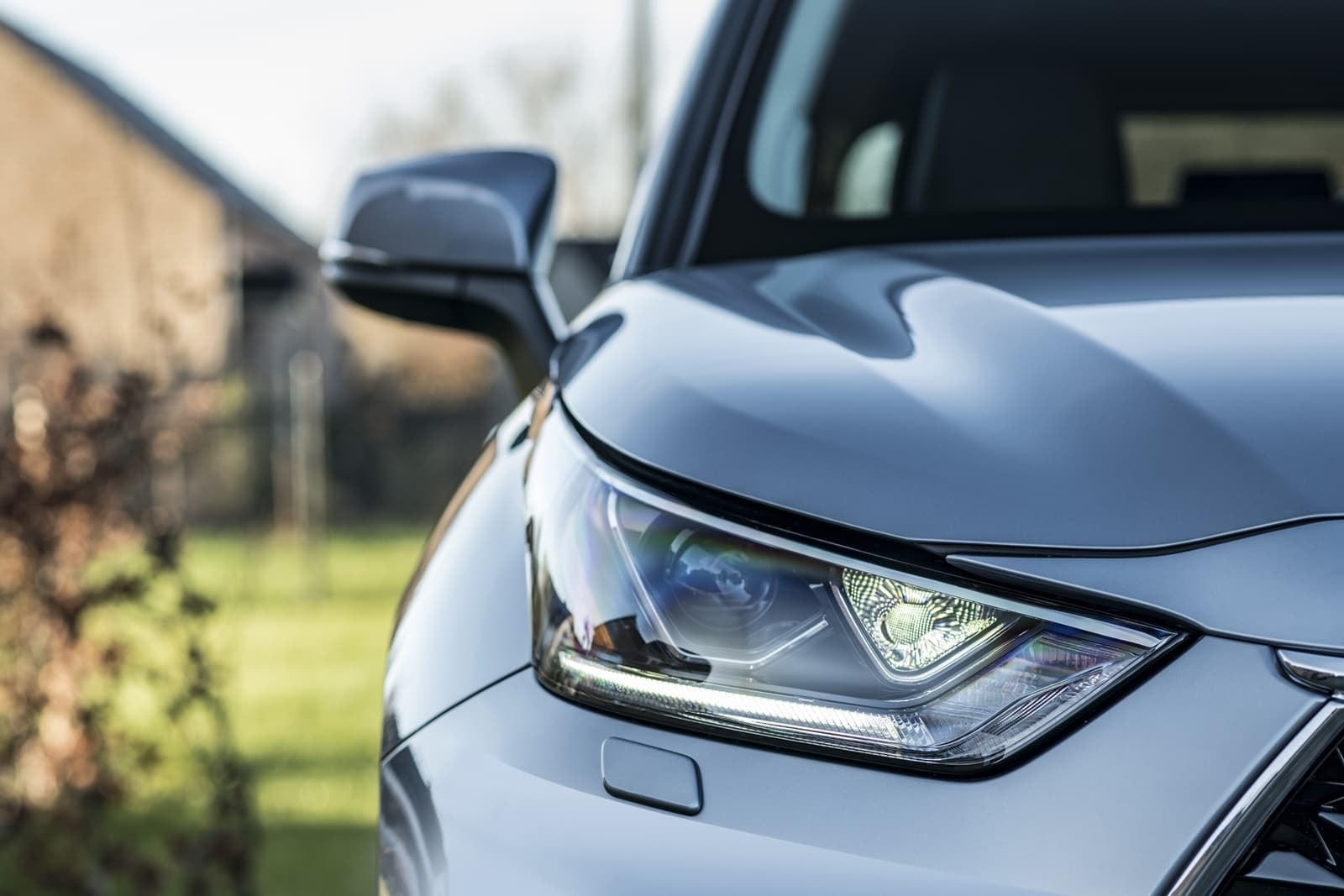 Se observa la luz direccional integrada en el espejo retrovisor, detalle de seguridad y diseño.