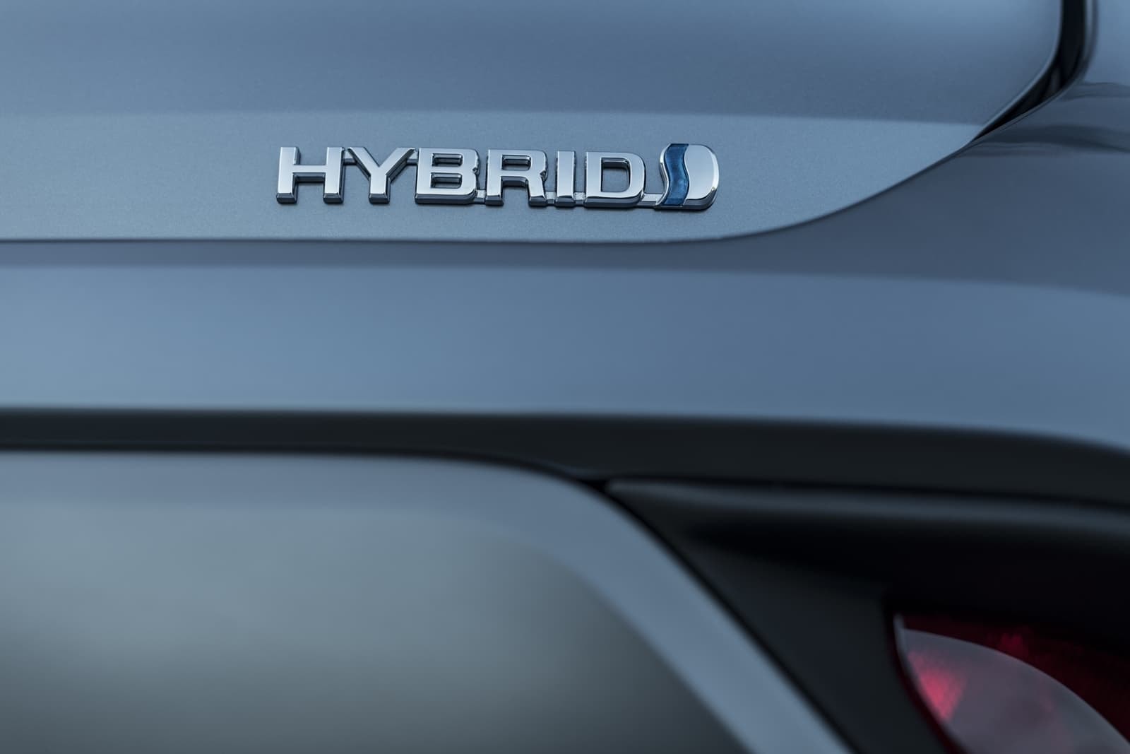 Emblema 'Hybrid', reflejo del compromiso con la eficiencia y ecología.