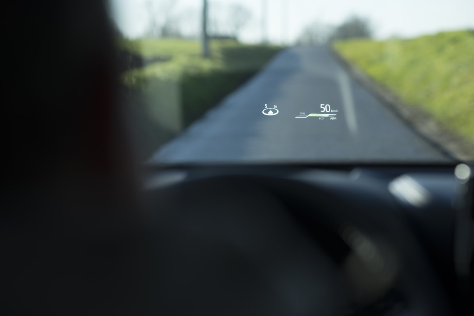 Sistema de proyección de información (HUD) en parabrisas del Highlander.