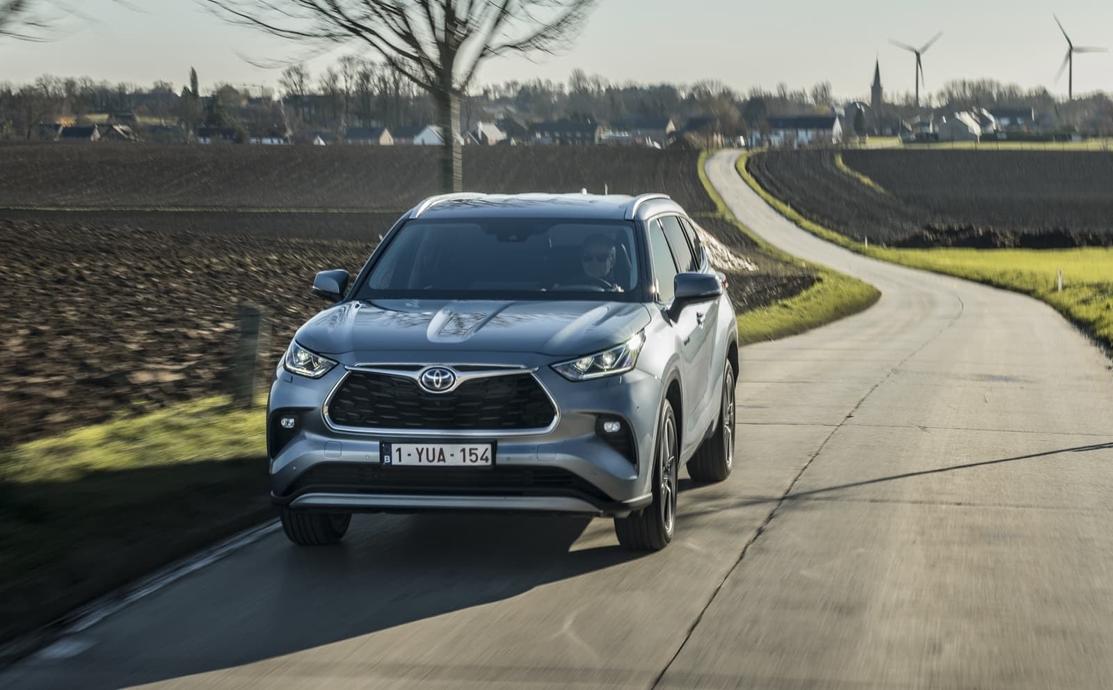 Enfoque frontal del Toyota Highlander híbrido en marcha.