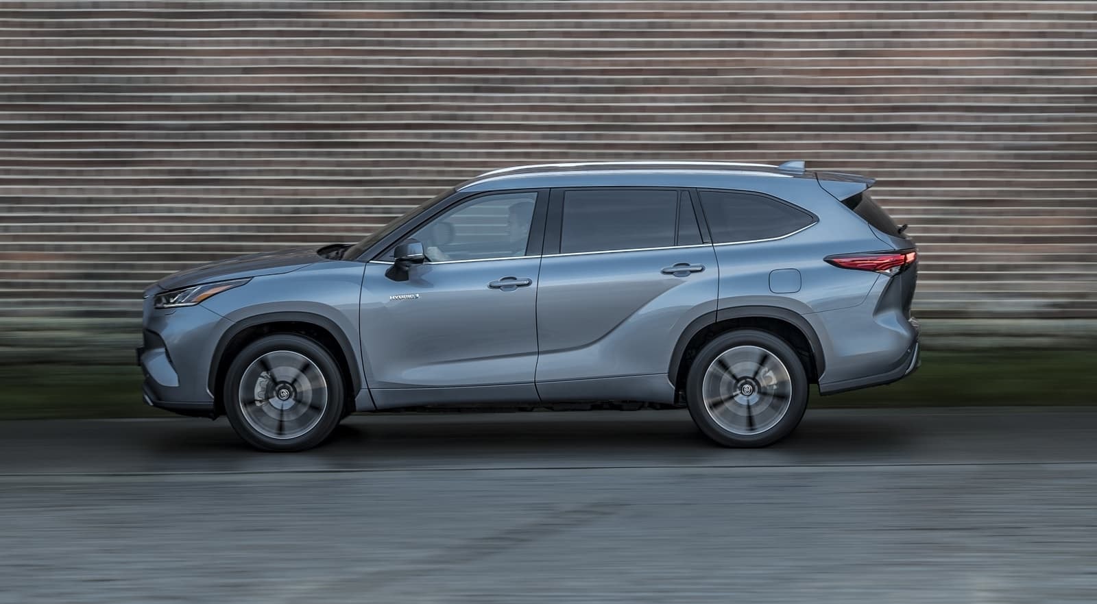 Lateral del Highlander Híbrido reflejando su capacidad de movimiento y diseño aerodinámico.