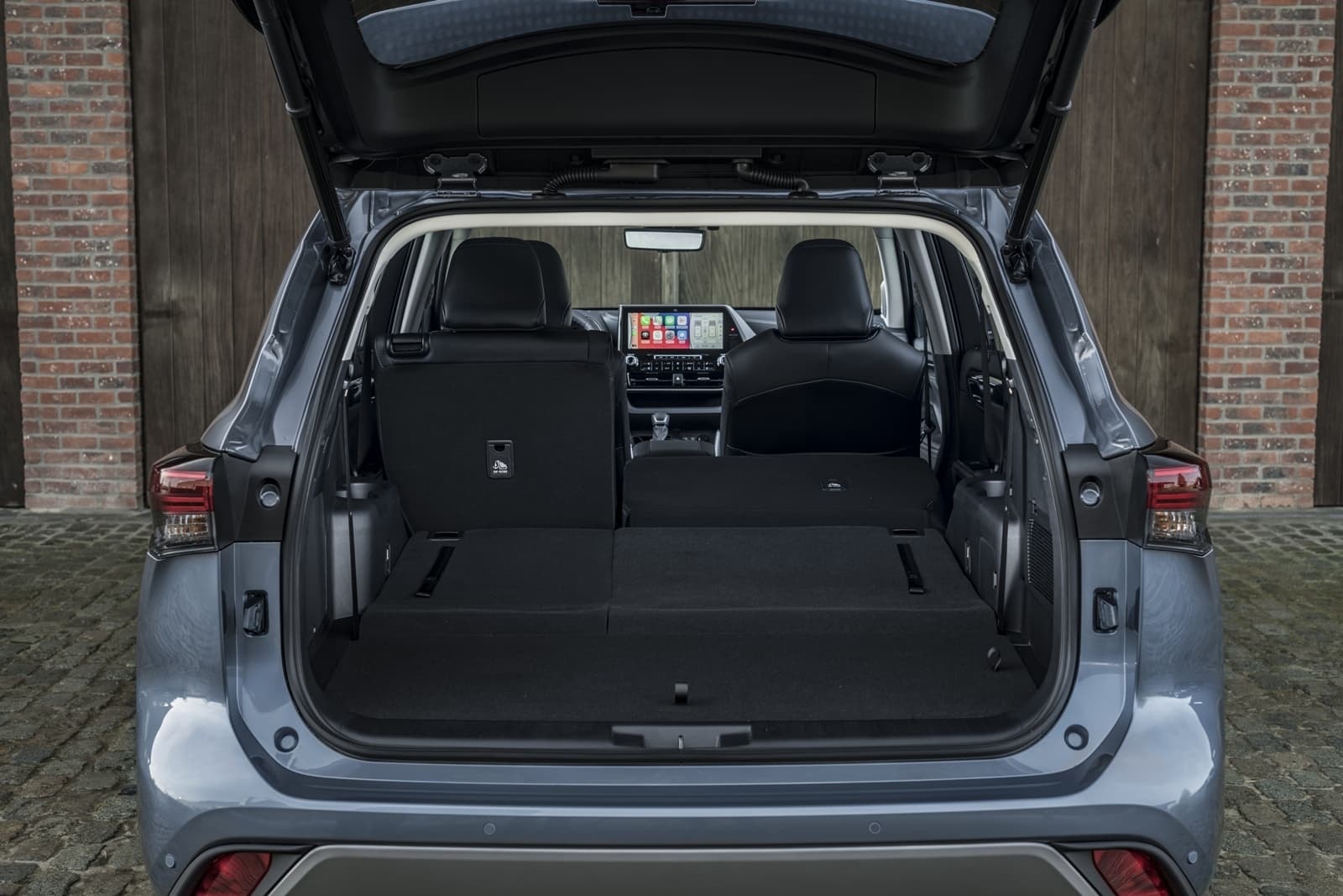 Sistema de abatimiento de asientos para mayor capacidad de carga práctica.