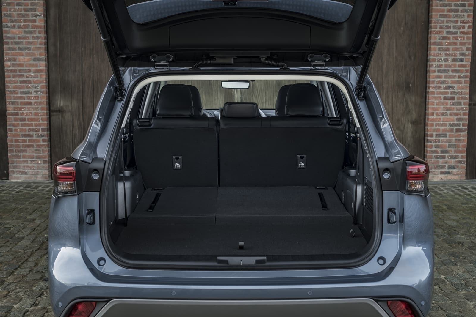 Maletero con asientos parcialmente abatidos, ofreciendo versatilidad en carga.
