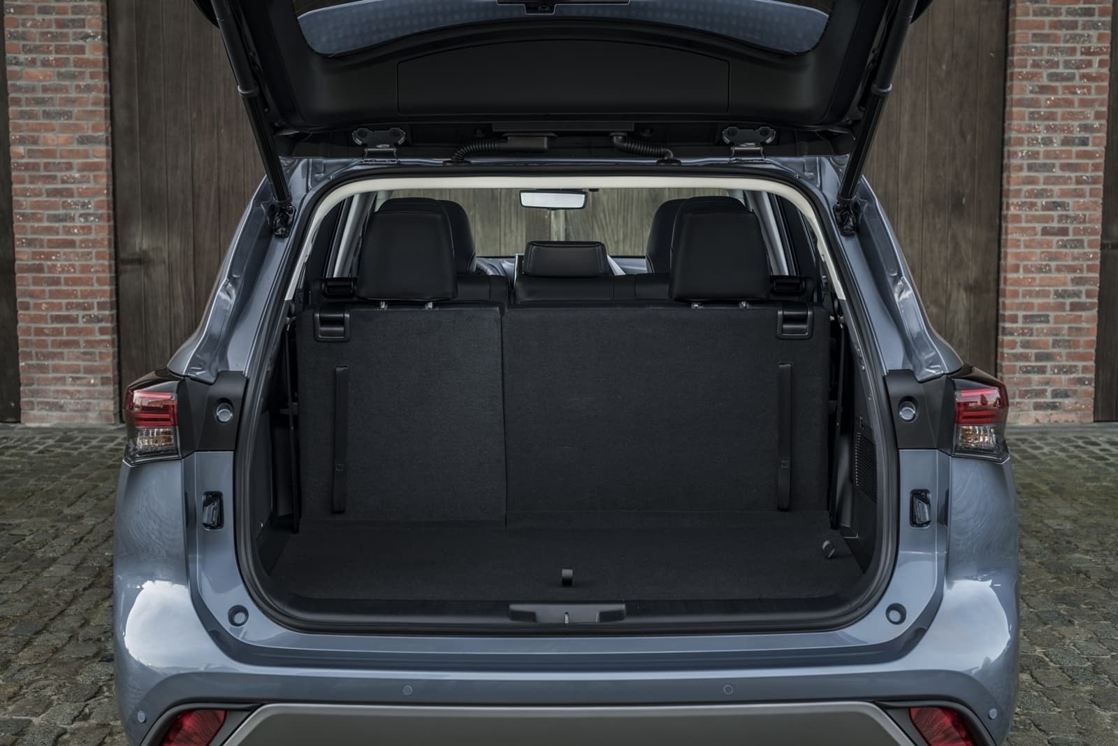 Vista del espacioso maletero del Toyota Highlander Híbrido, evidenciando su capacidad de carga.