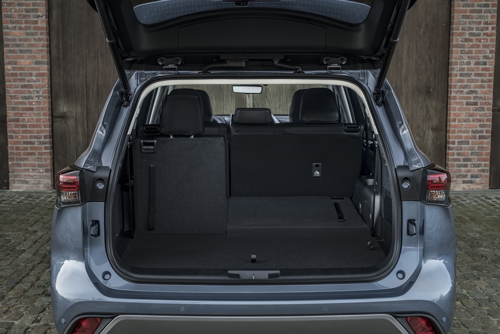 Demostración de la versatilidad del maletero con diferentes configuraciones.