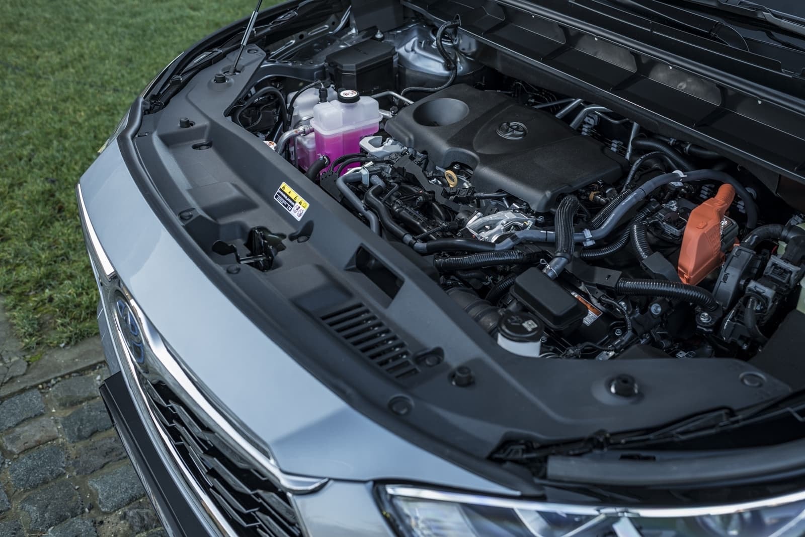Vista del motor del Toyota Highlander Híbrido, tecnología híbrida avanzada.