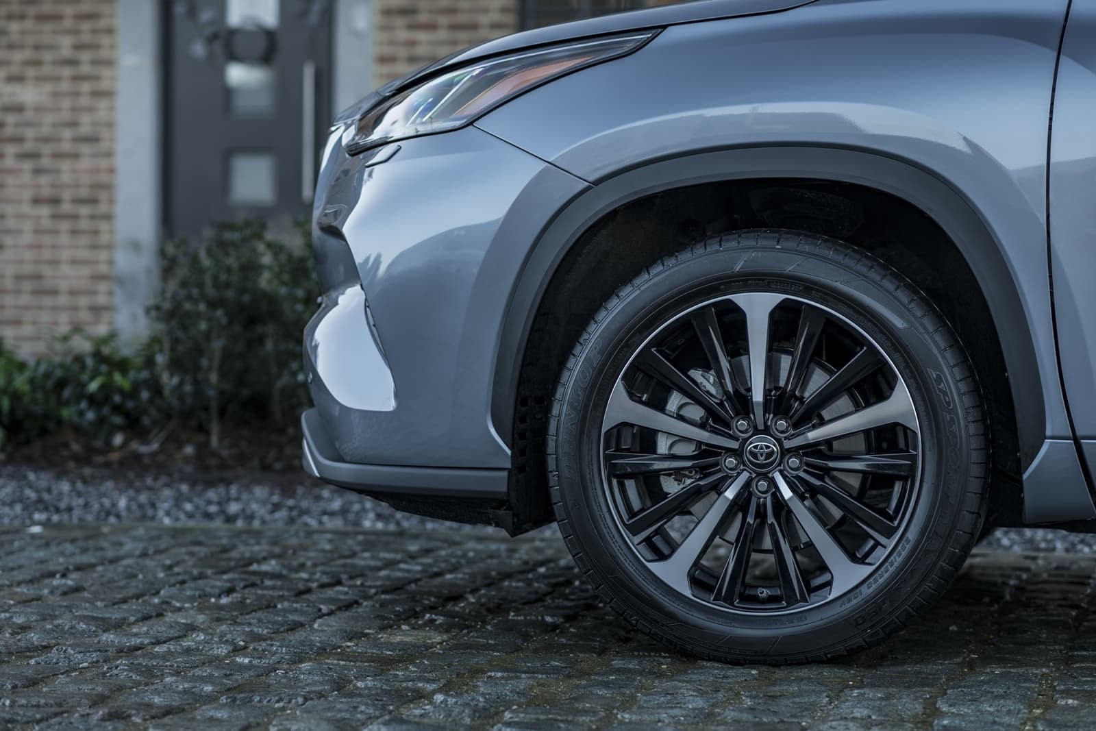 Rueda delantera del Toyota Highlander Híbrido, diseño y llantas destacables.