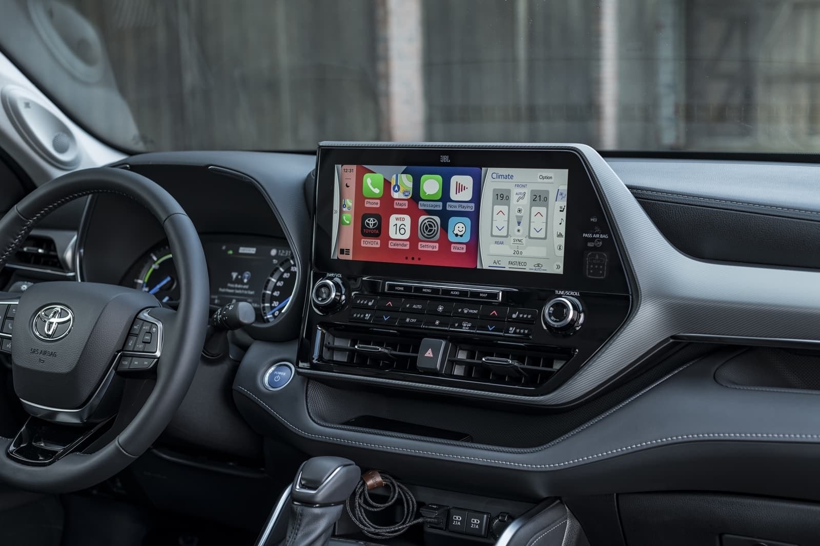 Pantalla táctil del sistema multimedia del Toyota Highlander, con integración móvil.