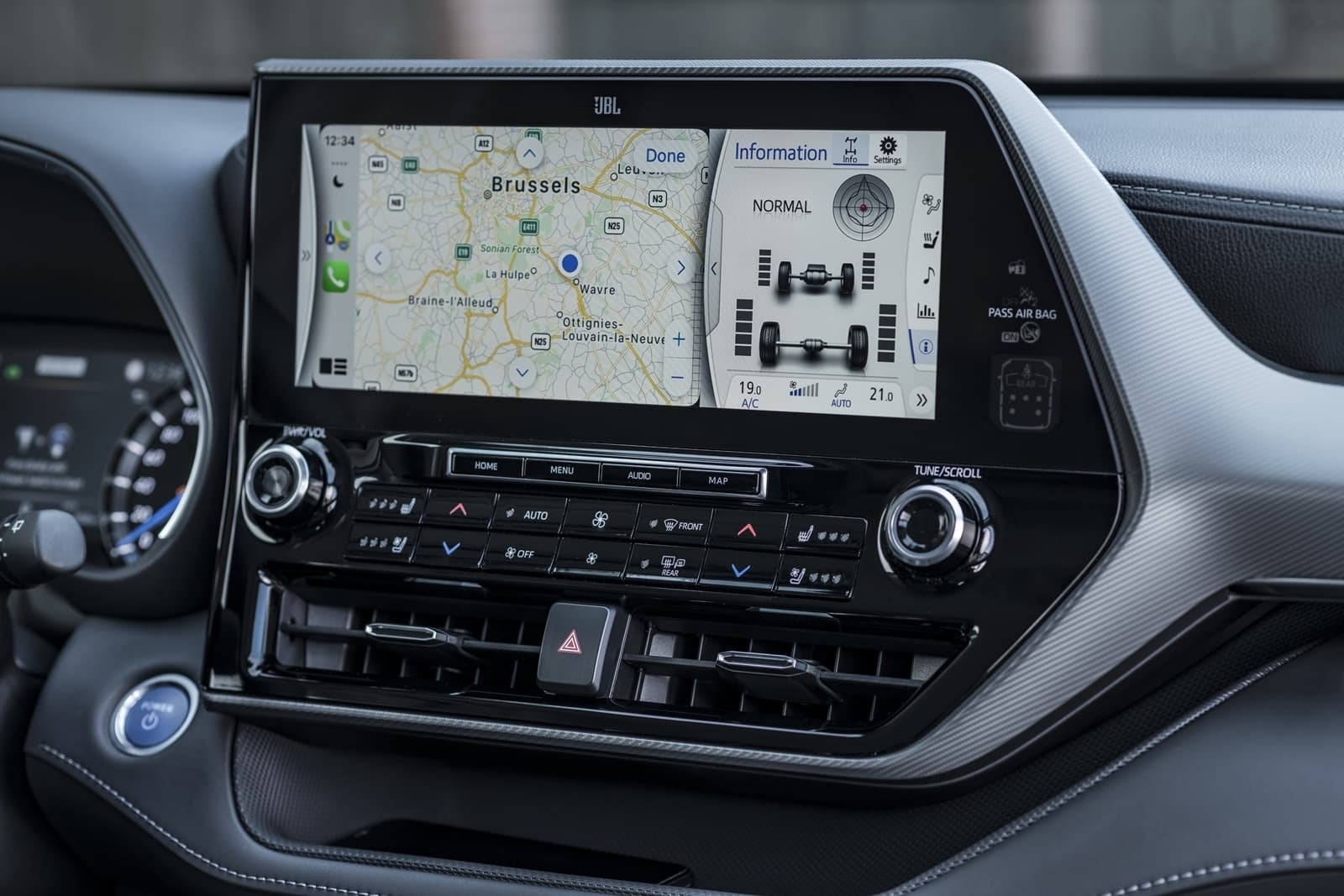 Pantalla del sistema de navegación y controles climáticos en el Highlander.