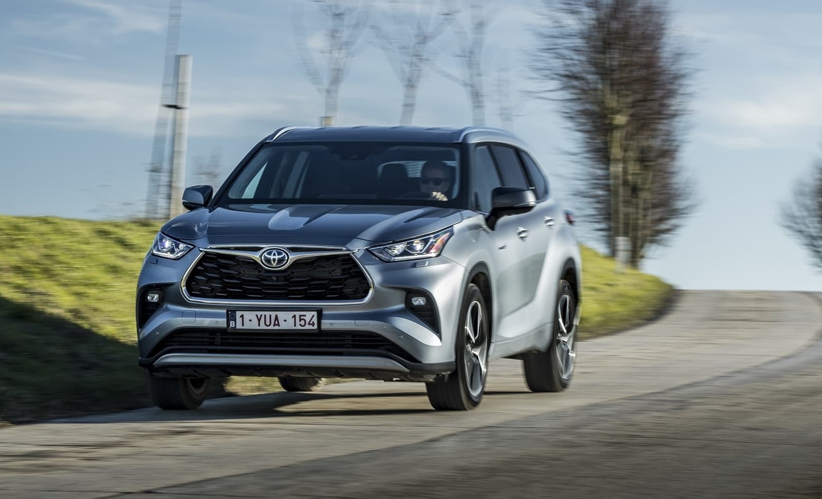 El Highlander Híbrido muestra su lado más dinámico en carretera.