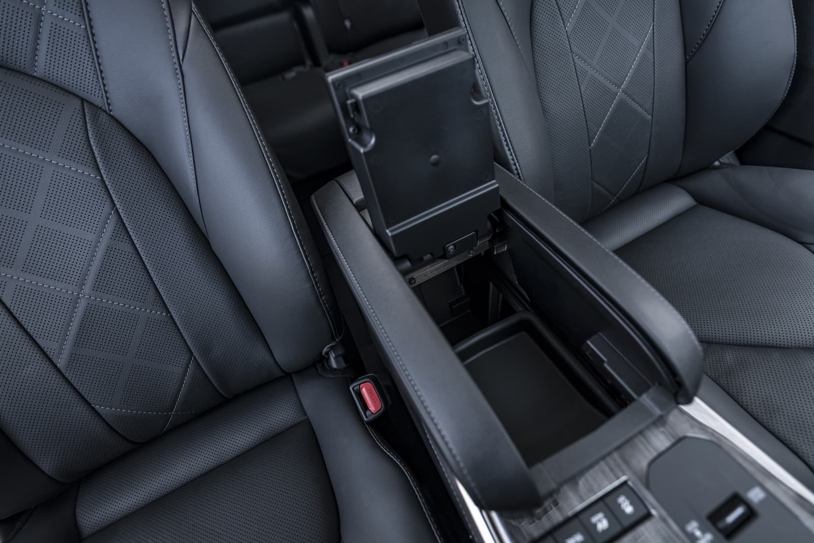 Compartimento de almacenamiento central con tapa abatible.