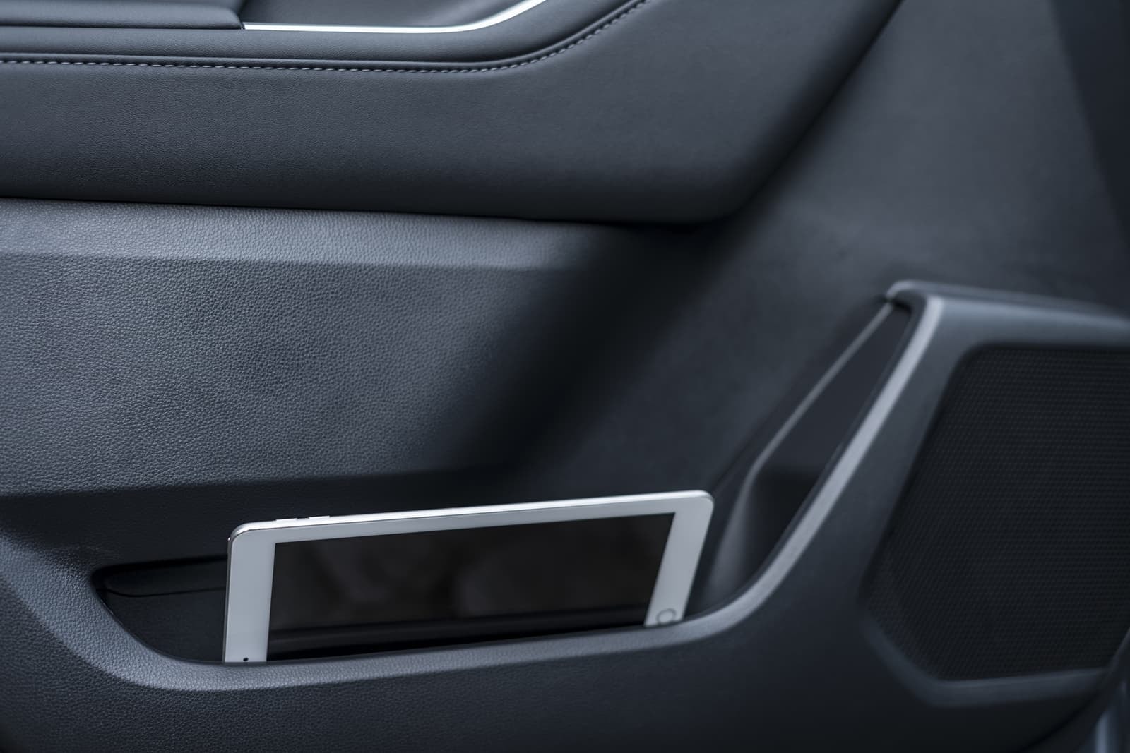 Bolsillo con espacio para dispositivos en puerta trasera.