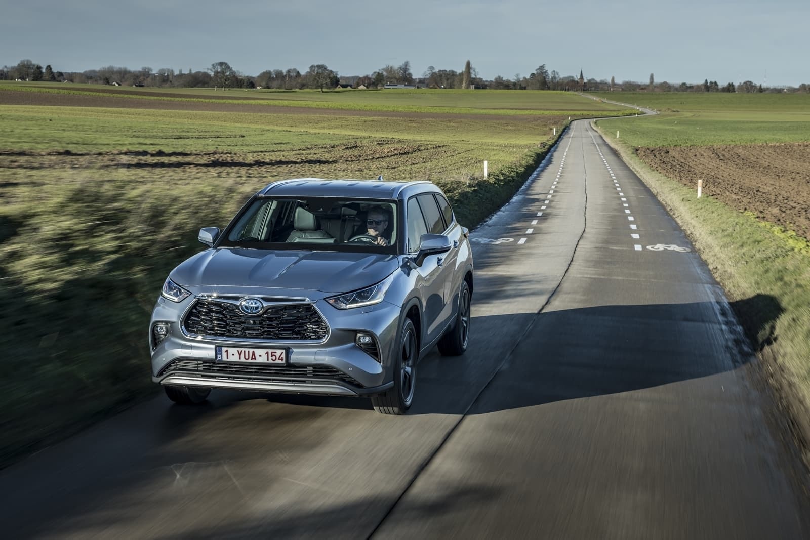 Perfil delantero lateral del Highlander en conducción por carretera.