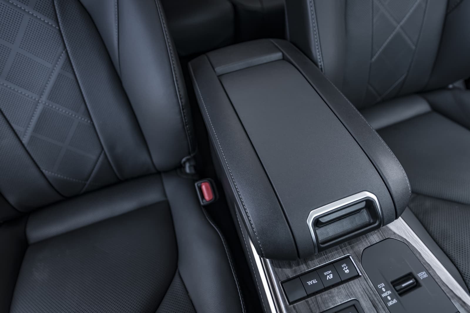 Descansabrazos central en cuero con costuras de contraste.